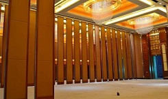  酒店餐廳裝修設(shè)計(jì)怎樣選用活動(dòng)隔斷墻材料？