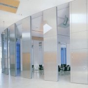  什么是活動(dòng)玻璃隔斷，活動(dòng)玻璃隔斷有哪些形式